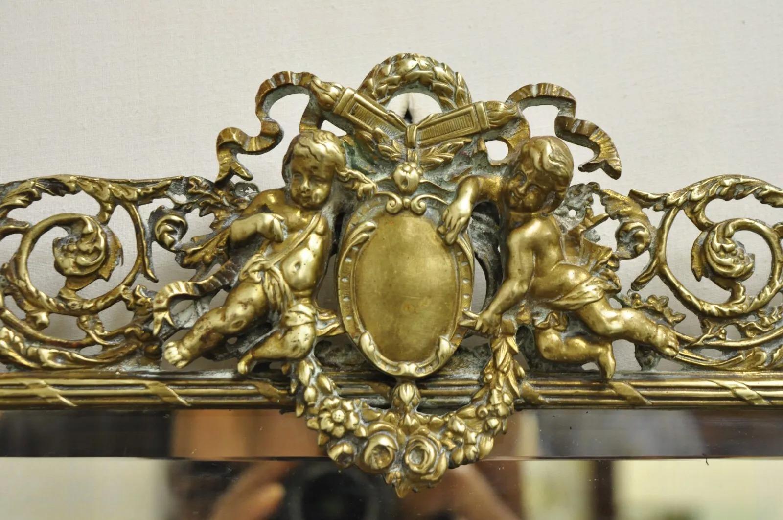Antique French Renaissance Louis XV Bronce Dorado Figural Querubines Espejo Biselado en venta 6