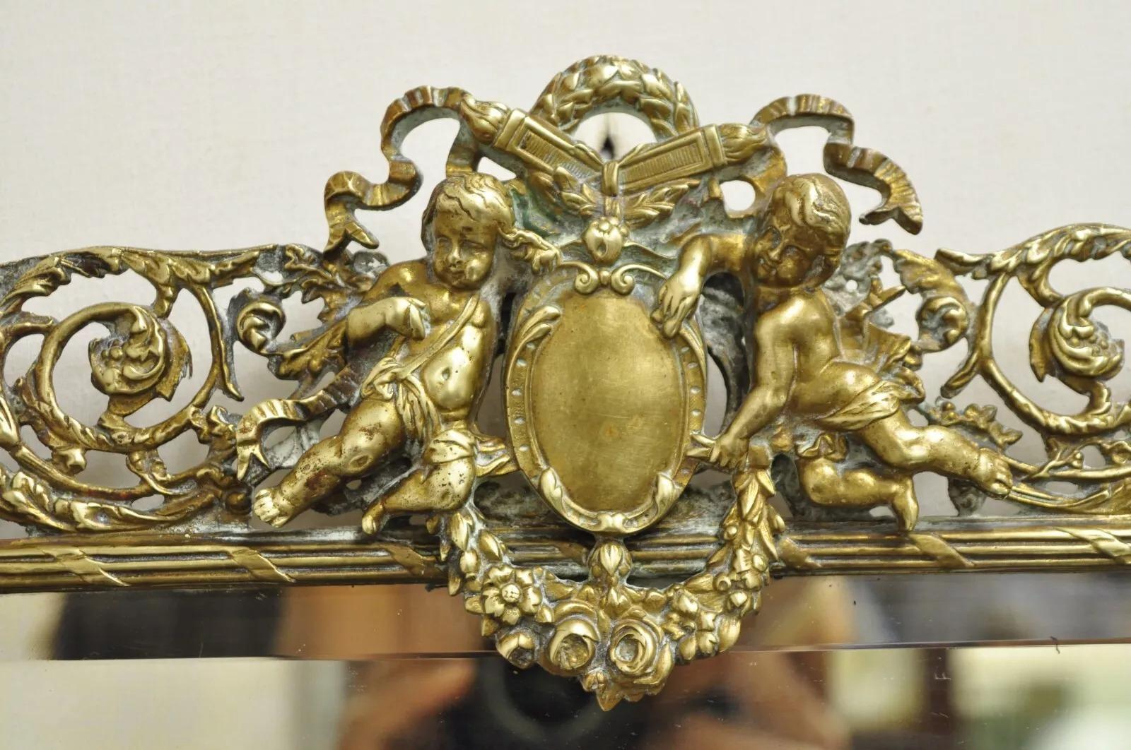 Antique French Renaissance Louis XV Bronce Dorado Figural Querubines Espejo Biselado Luis XV en venta