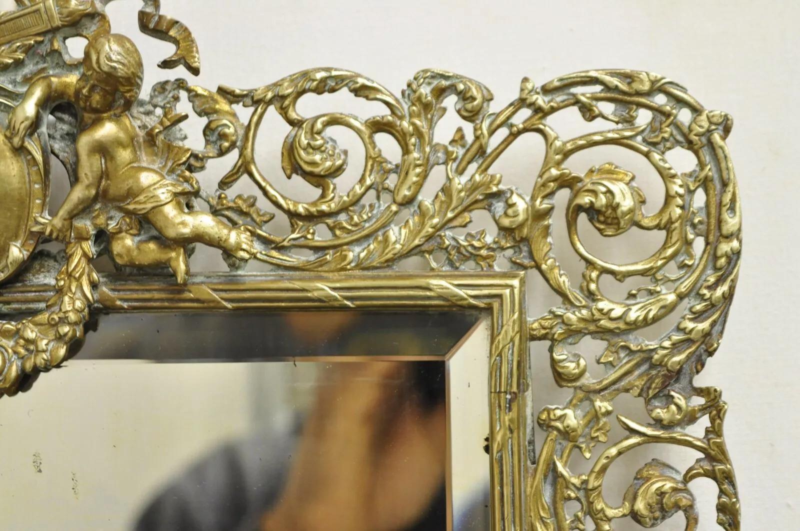 Antique French Renaissance Louis XV Bronce Dorado Figural Querubines Espejo Biselado Desconocido en venta