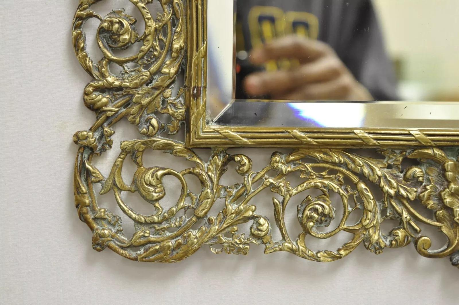 Antique French Renaissance Louis XV Bronce Dorado Figural Querubines Espejo Biselado en venta 1