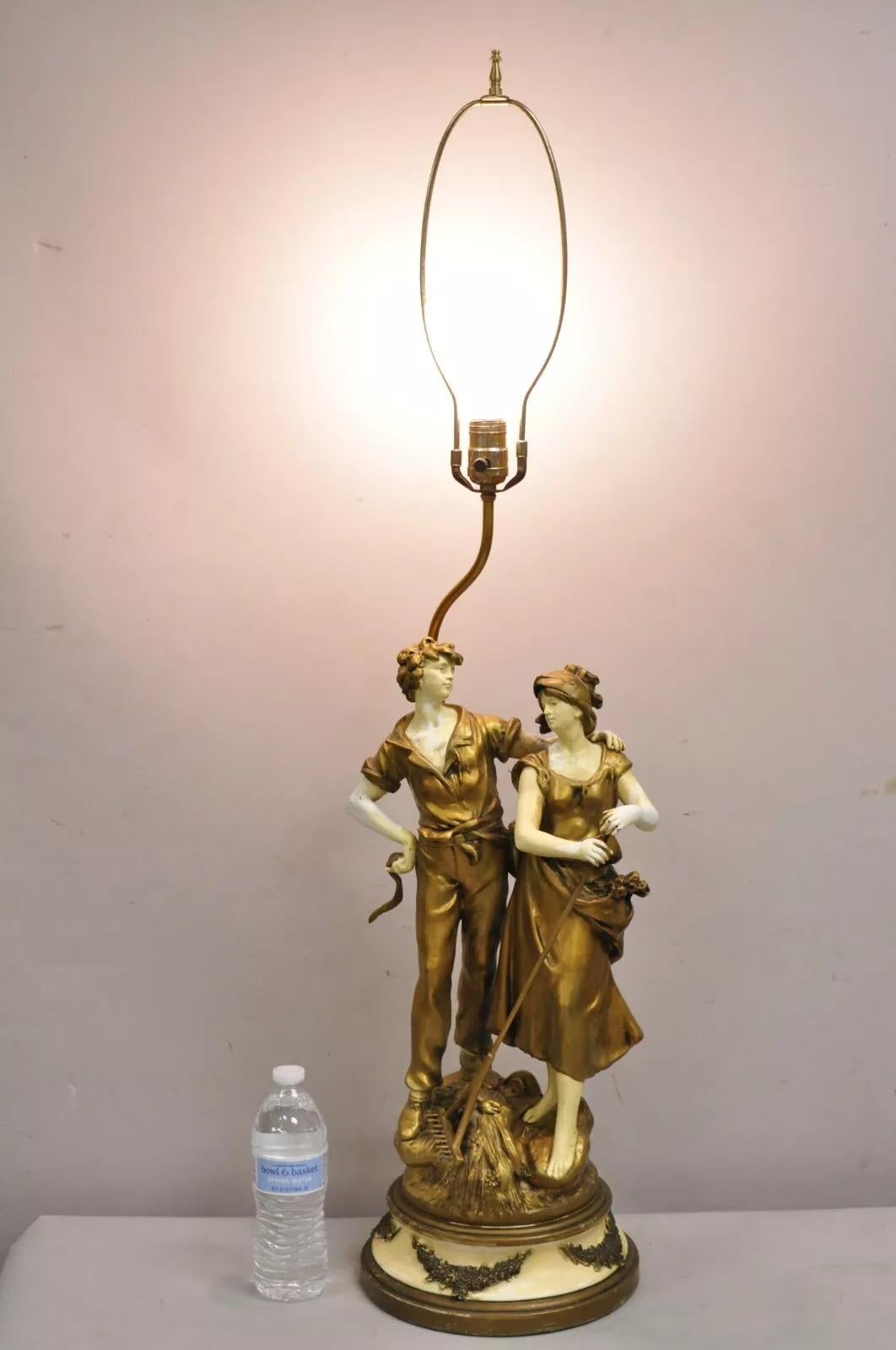 Antique French Renaissance Moreau Figural Metal Table Lamp, Wife & Farmer. Circa all'inizio del XX secolo. Misure: 42,5