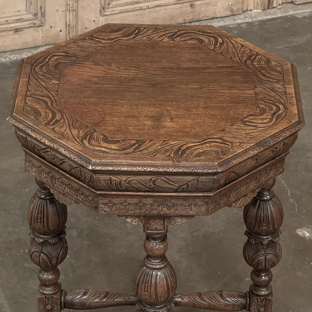 Antique French Renaissance Tavolino ottagonale intagliato in vendita 2