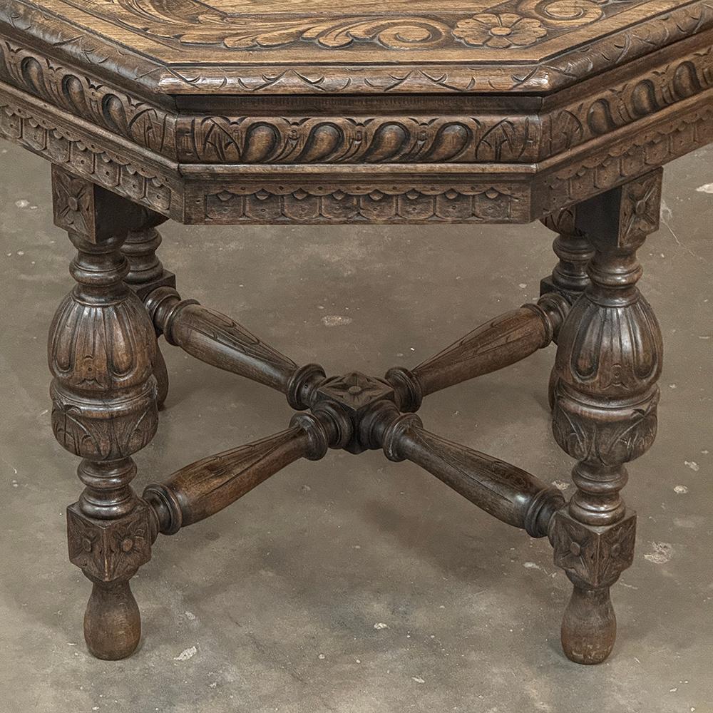 Antique French Renaissance Tavolino ottagonale intagliato in vendita 2