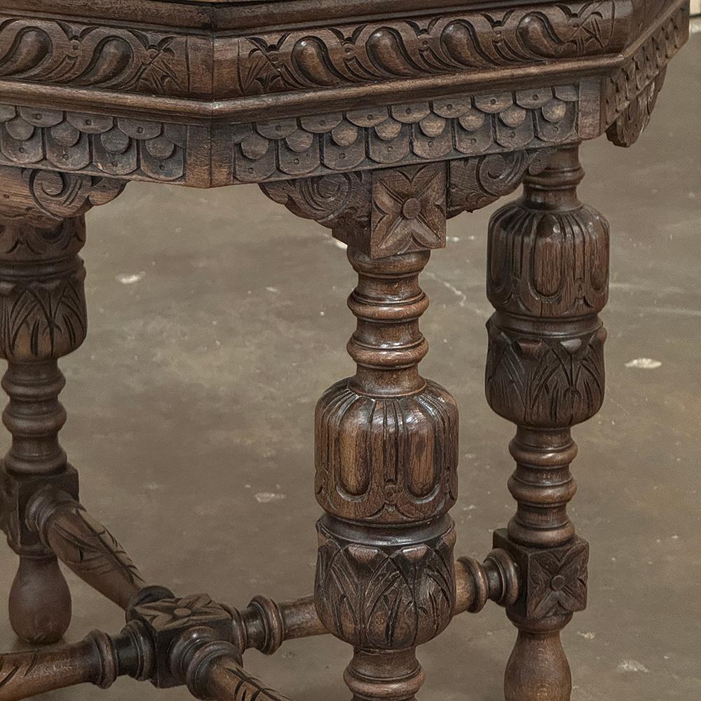 Antique French Renaissance Tavolino ottagonale intagliato in vendita 3
