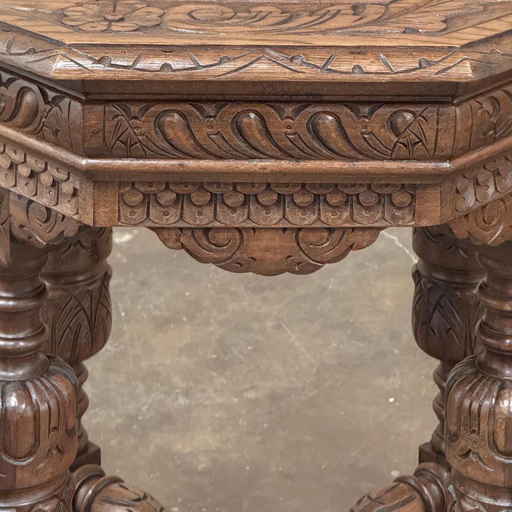 Antique French Renaissance Tavolino ottagonale intagliato in vendita 3