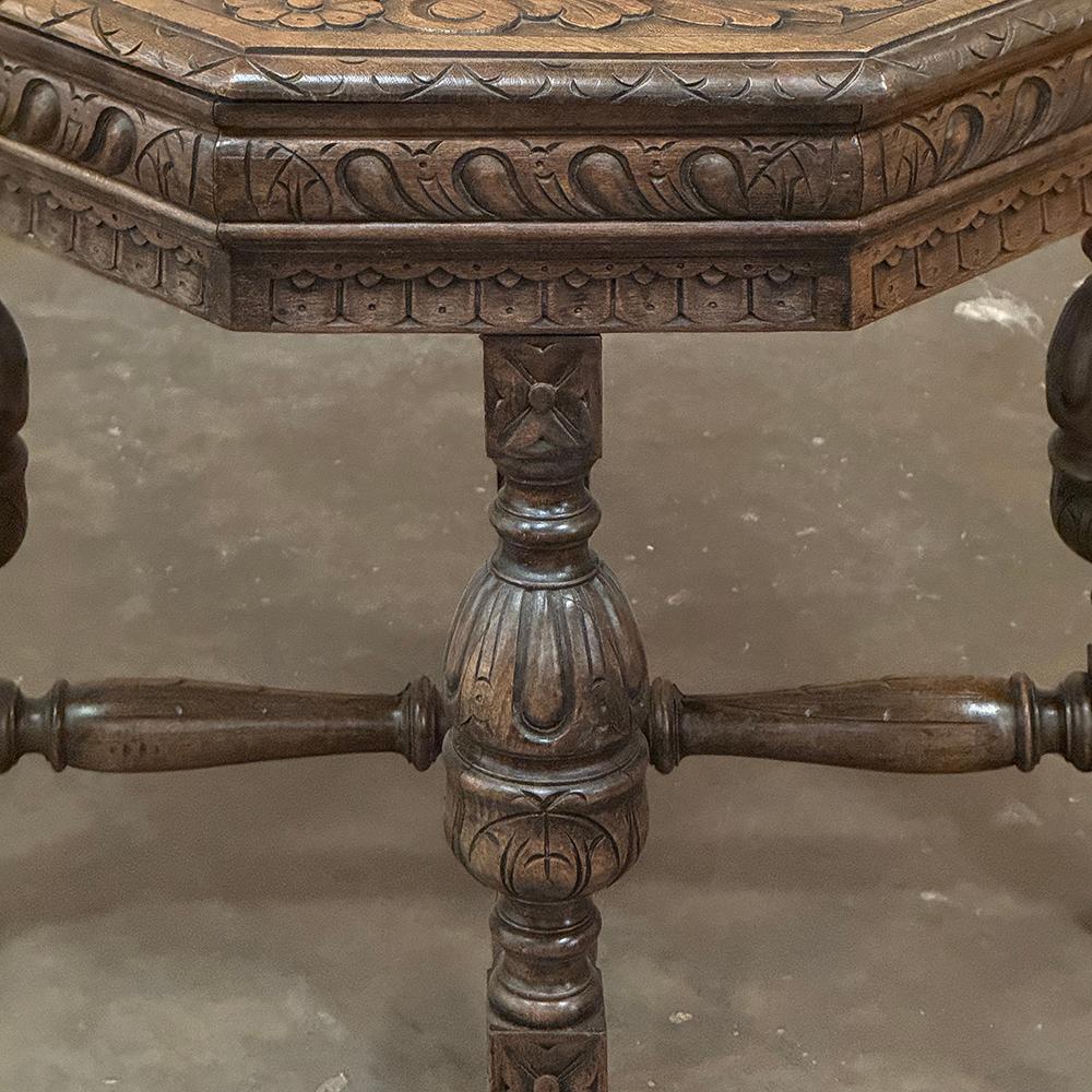 Antique French Renaissance Tavolino ottagonale intagliato in vendita 4