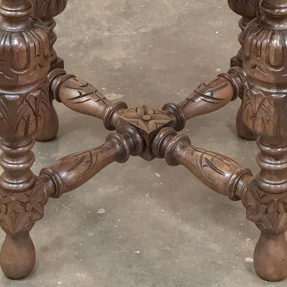 Antique French Renaissance Tavolino ottagonale intagliato in vendita 4