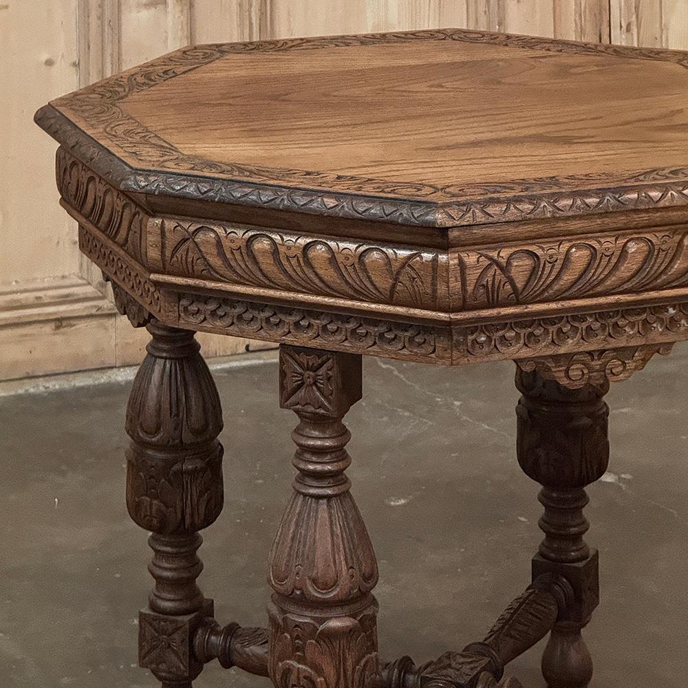 Antique French Renaissance Tavolino ottagonale intagliato in vendita 5