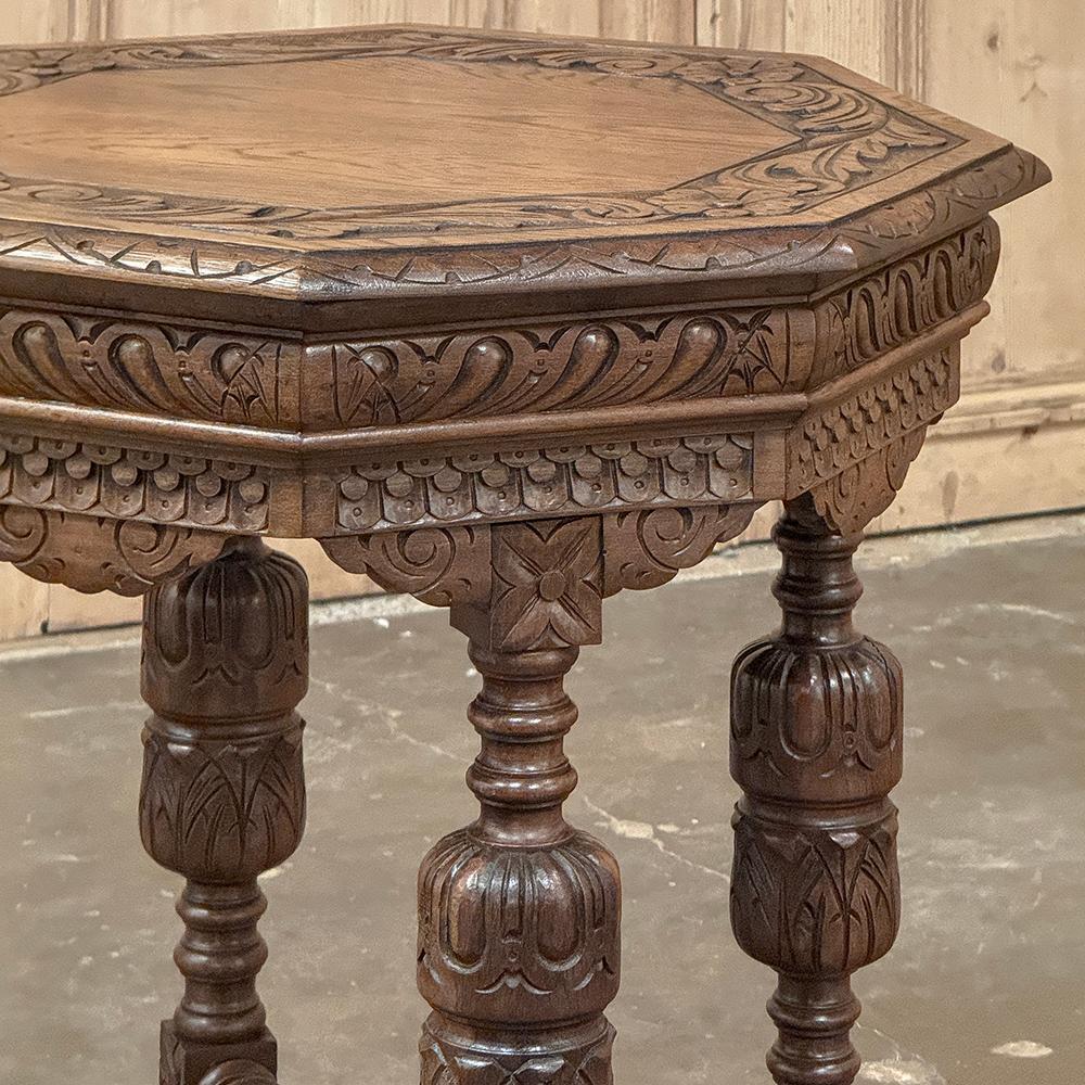 Antique French Renaissance Tavolino ottagonale intagliato in vendita 5
