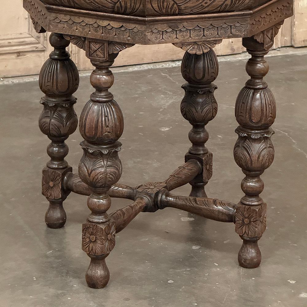 Antique French Renaissance Tavolino ottagonale intagliato in vendita 6