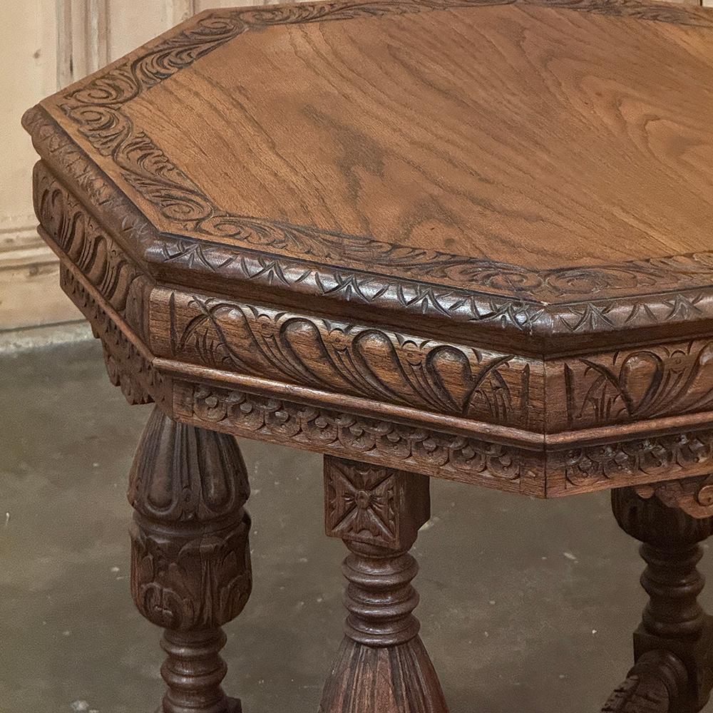 Antique French Renaissance Tavolino ottagonale intagliato in vendita 6