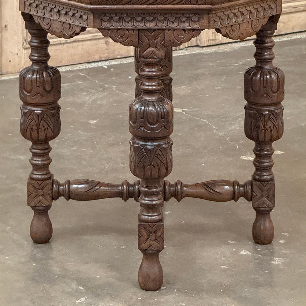 Antique French Renaissance Tavolino ottagonale intagliato in vendita 6