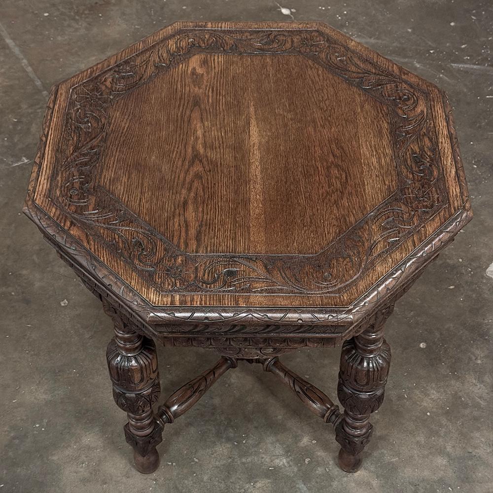 Antique French Renaissance Tavolino ottagonale intagliato in vendita 7