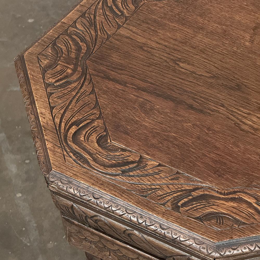 Antique French Renaissance Tavolino ottagonale intagliato in vendita 7