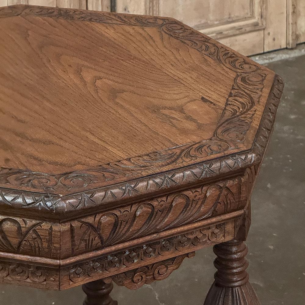 Antique French Renaissance Tavolino ottagonale intagliato in vendita 7