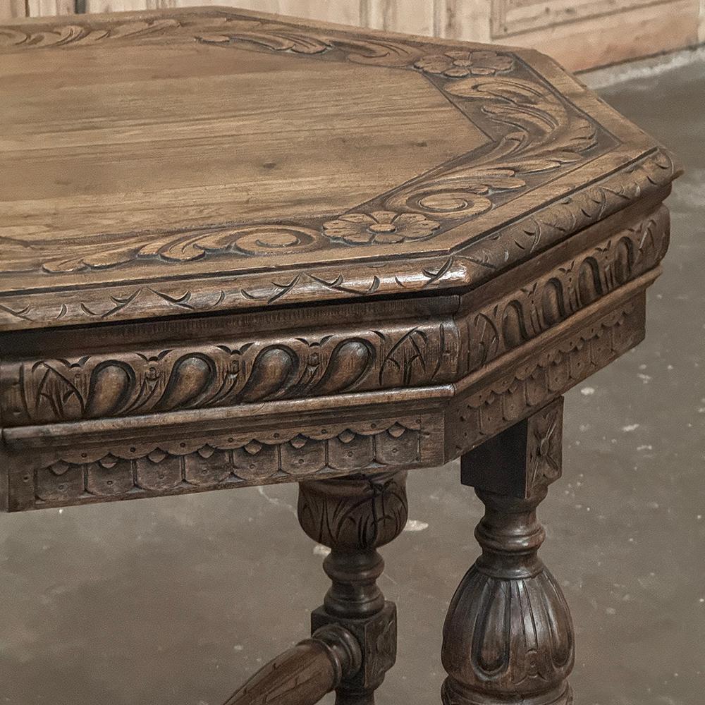 Antique French Renaissance Tavolino ottagonale intagliato in vendita 7
