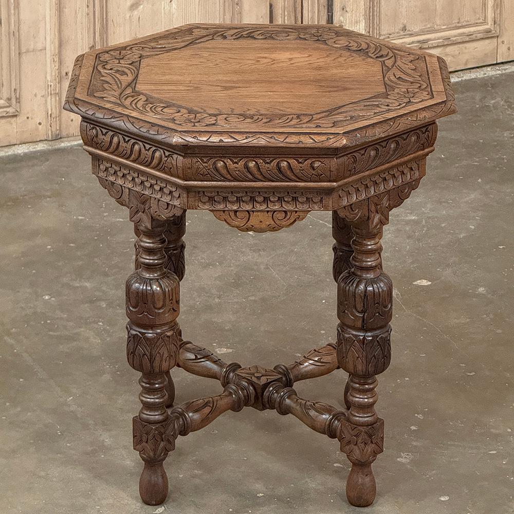 Antique French Renaissance Tavolino ottagonale intagliato in vendita 7
