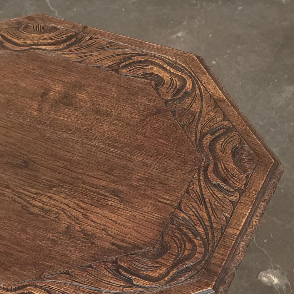 Antique French Renaissance Tavolino ottagonale intagliato in vendita 8