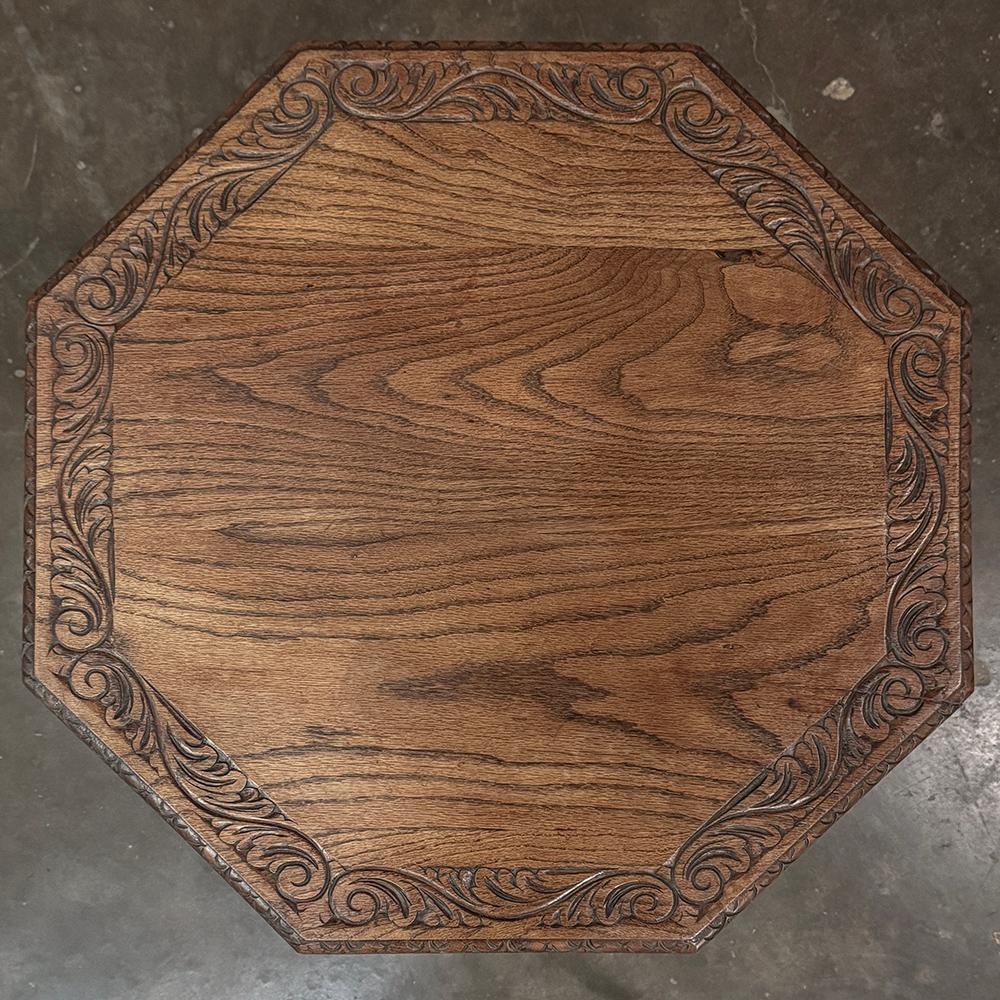Antique French Renaissance Tavolino ottagonale intagliato in vendita 8