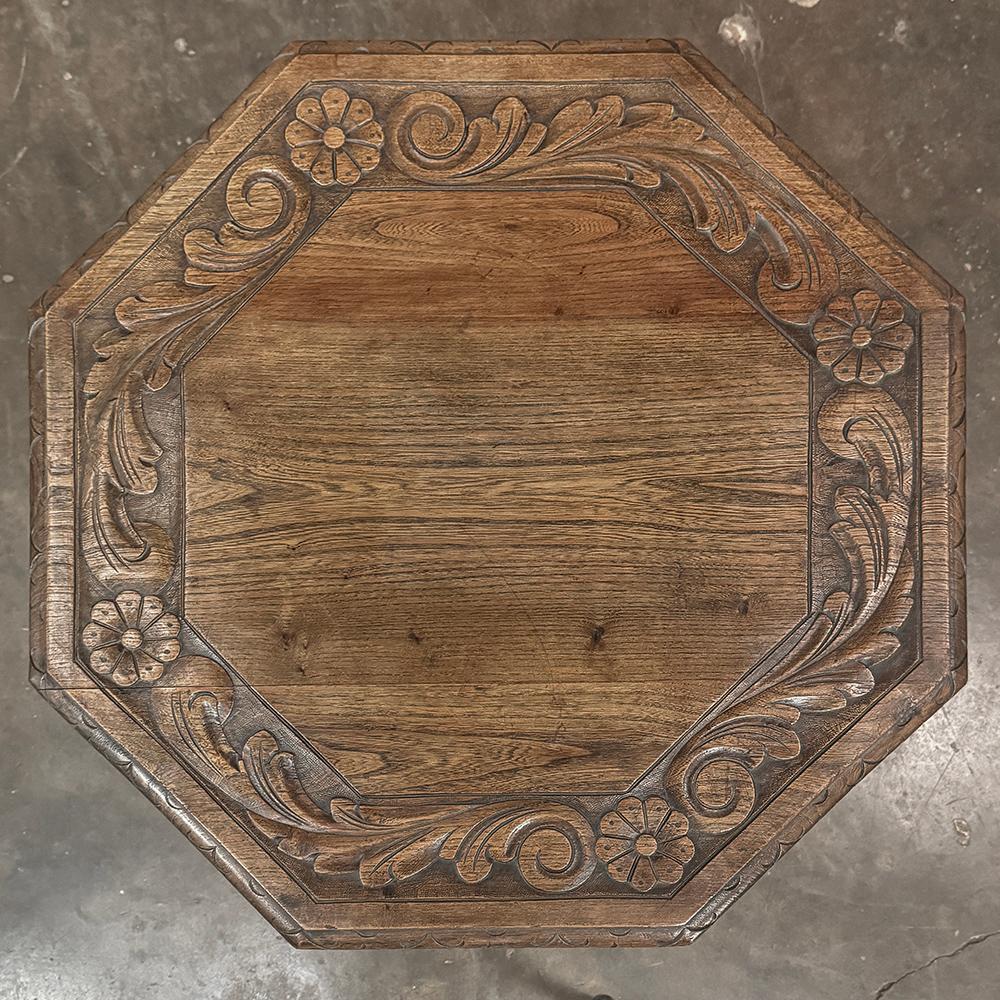 Antique French Renaissance Tavolino ottagonale intagliato in vendita 8