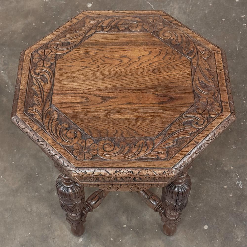 Antique French Renaissance Tavolino ottagonale intagliato in vendita 8