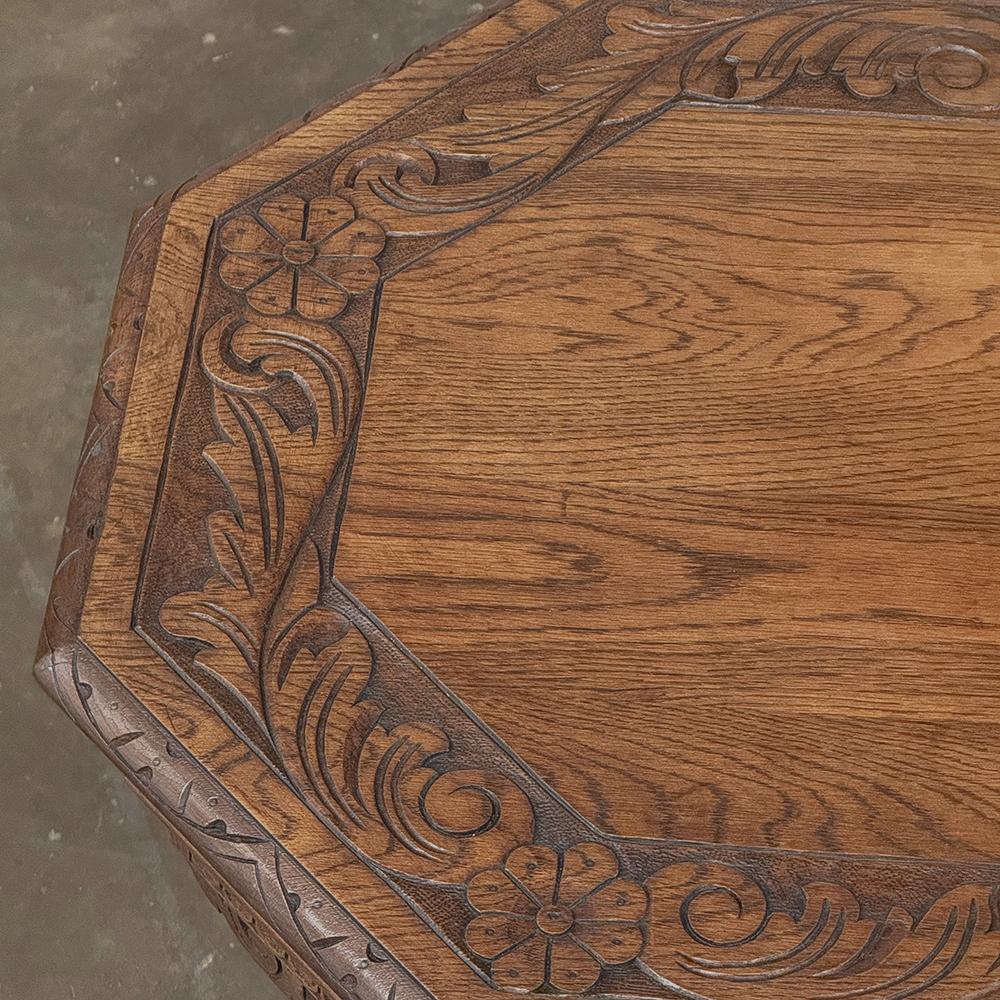 Antique French Renaissance Tavolino ottagonale intagliato in vendita 9