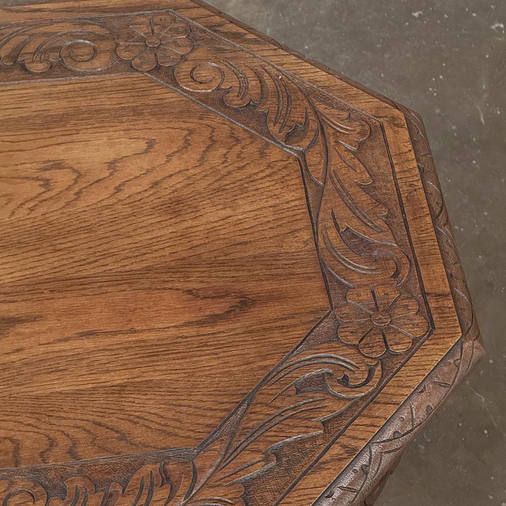 Antique French Renaissance Tavolino ottagonale intagliato in vendita 10