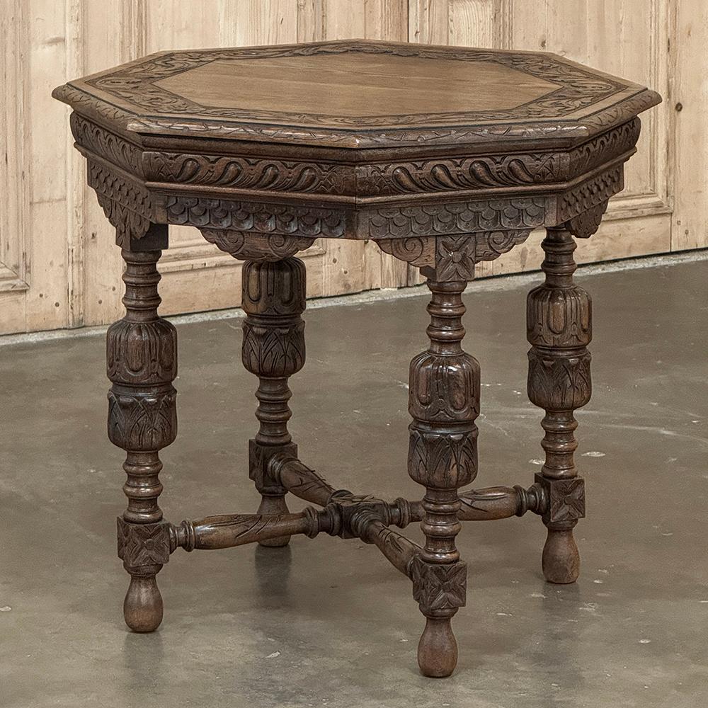 L'Antique French Renaissance Octagonal Carved End Table è un incredibile esempio dell'arte dell'intagliatore!  Otto lati uguali sono sostenuti da quattro gambe tornite e intagliate, dotate di motivi a doppia urna a metà tra la parte superiore e le