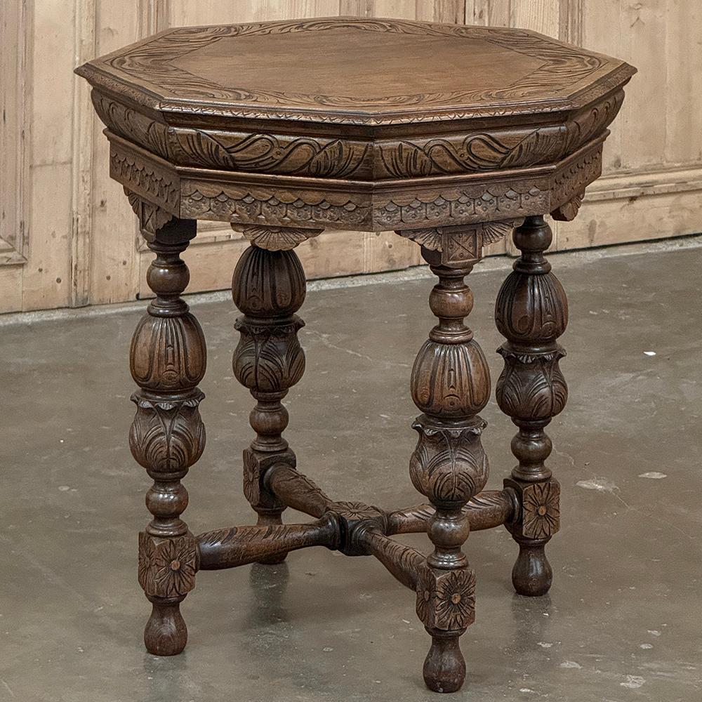 L'Antique French Renaissance Octagonal Carved End Table è un incredibile esempio dell'arte dell'intagliatore!  Otto lati uguali sono sostenuti da quattro gambe tornite e intagliate, dotate di motivi a doppia urna a metà tra la parte superiore e le