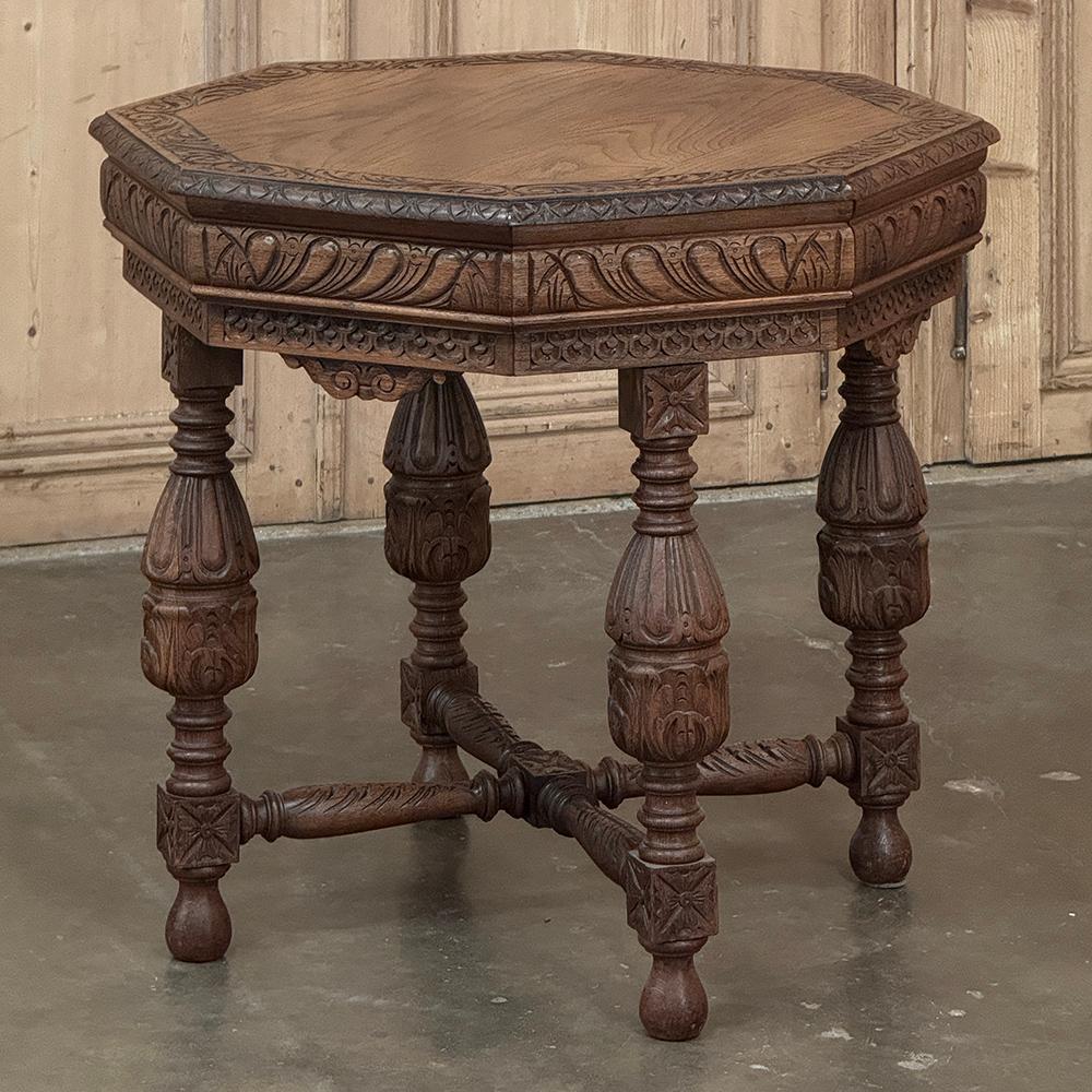 L'Antique French Renaissance Octagonal Carved End Table è un incredibile esempio dell'arte dell'intagliatore!  Otto lati uguali sono sostenuti da quattro gambe tornite e intagliate, dotate di motivi a doppia urna a metà tra la parte superiore e le