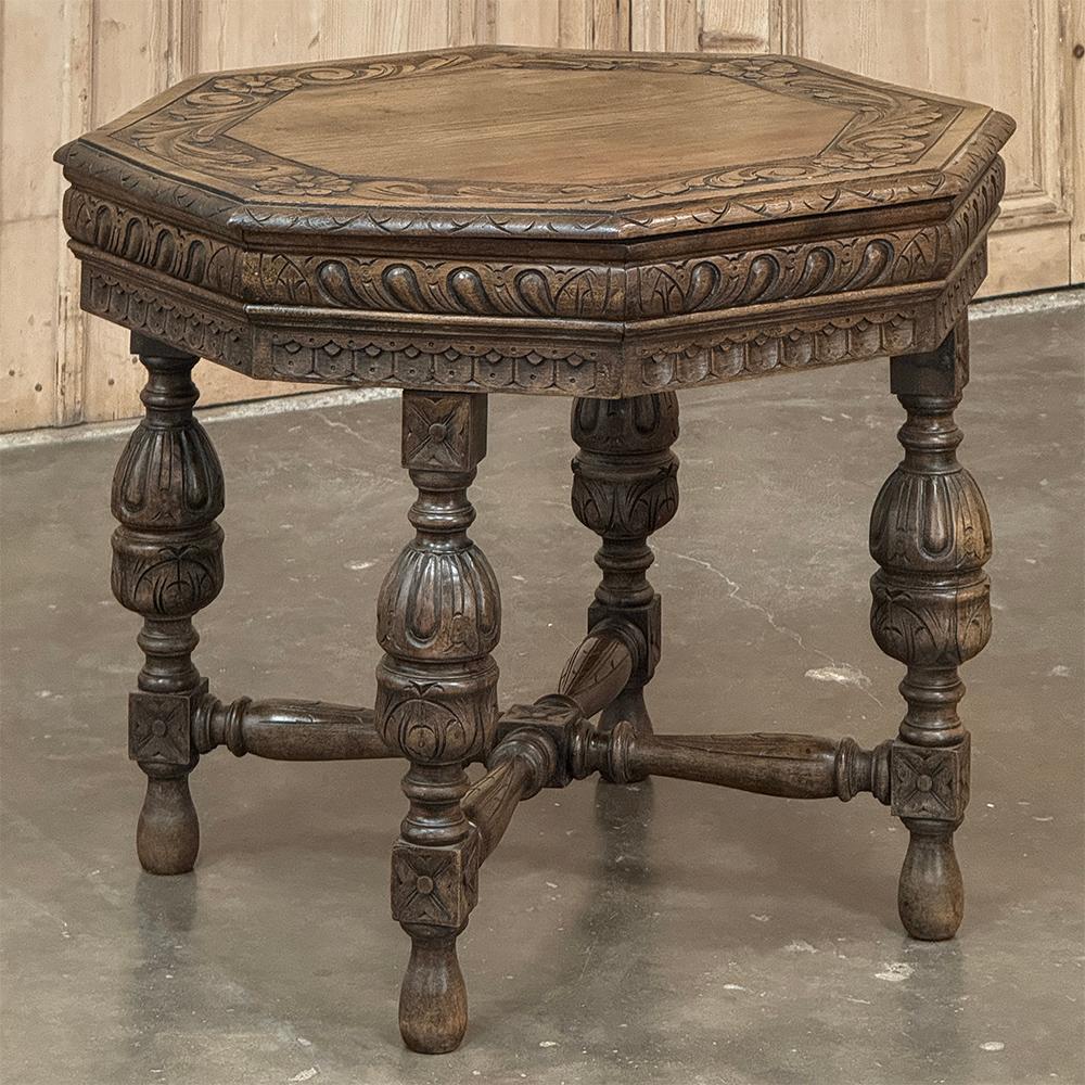 L'Antique French Renaissance Octagonal Carved End Table è un incredibile esempio dell'arte dell'intagliatore!  Otto lati uguali sono sostenuti da quattro gambe tornite e intagliate, dotate di motivi a doppia urna a metà tra la parte superiore e le