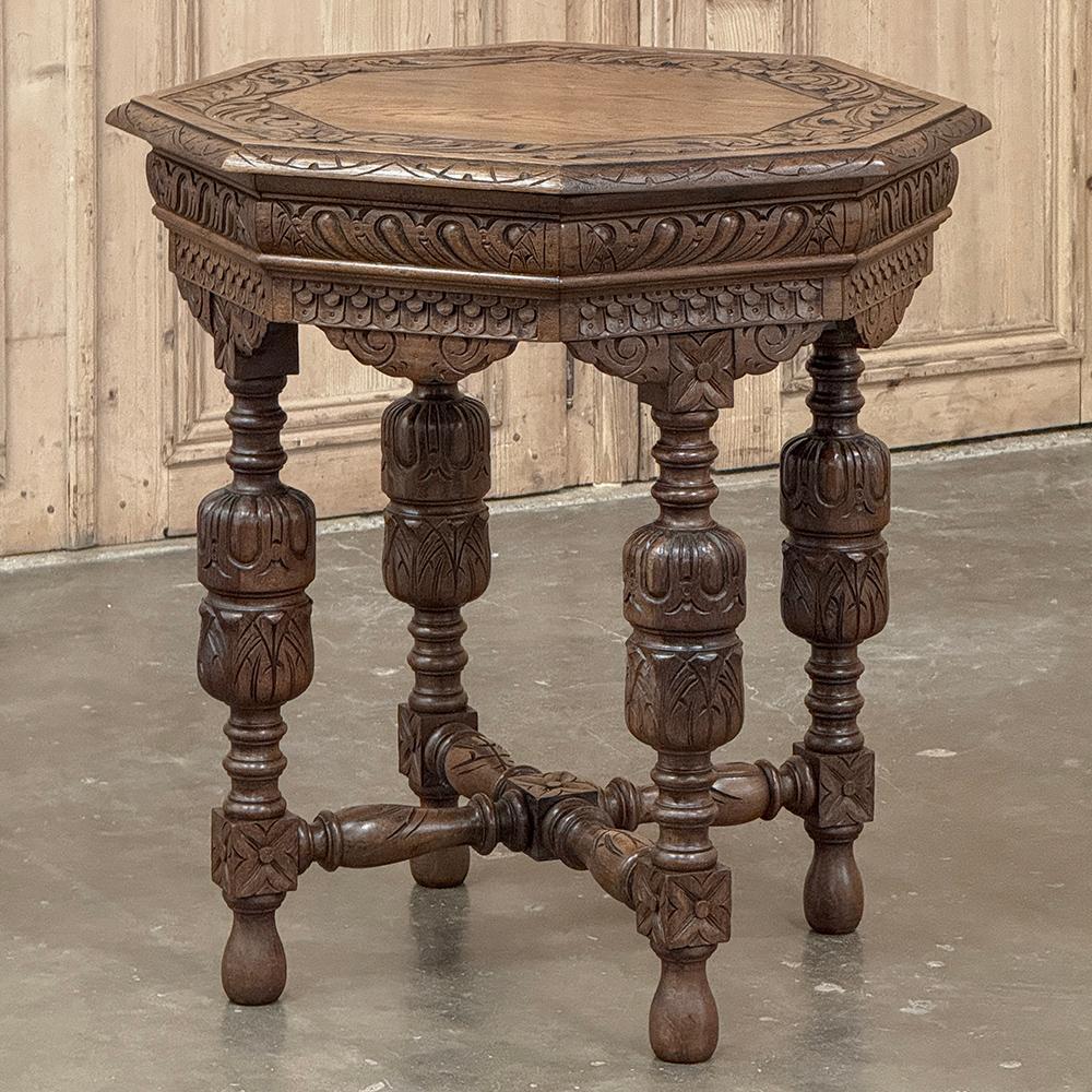 L'Antique French Renaissance Octagonal Carved End Table è un tavolino dal design meraviglioso, in grado di adattarsi a quasi tutti i gruppi di sedute!  Il piano ottagonale permette di collocarlo sia in un angolo che al centro della stanza.  Il piano