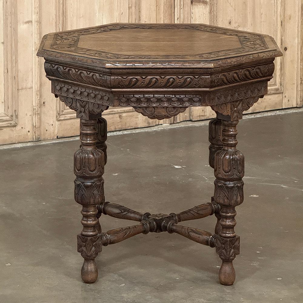 Rinascimento Antique French Renaissance Tavolino ottagonale intagliato in vendita