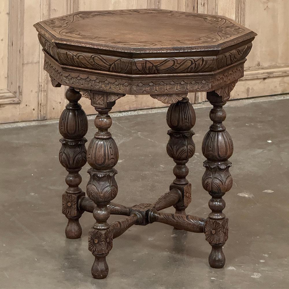 Rinascimento Antique French Renaissance Tavolino ottagonale intagliato in vendita