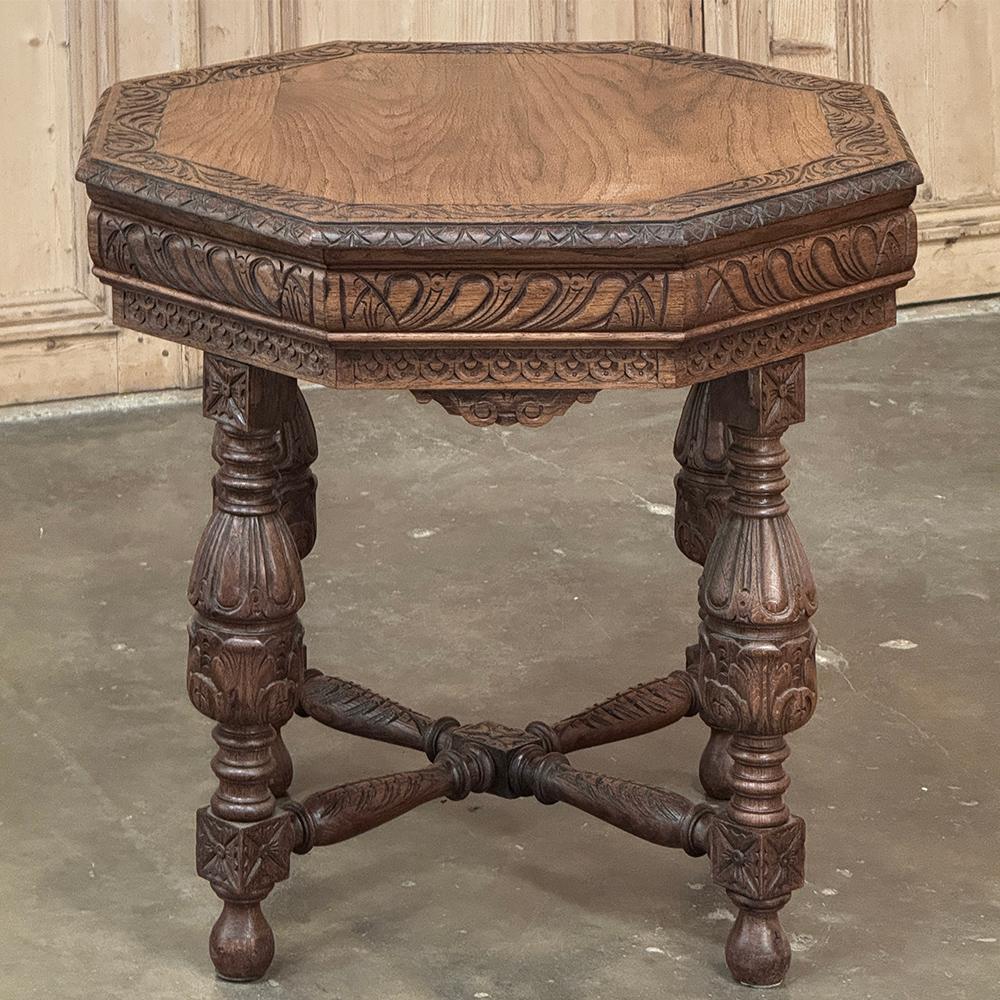 Rinascimento Antique French Renaissance Tavolino ottagonale intagliato in vendita