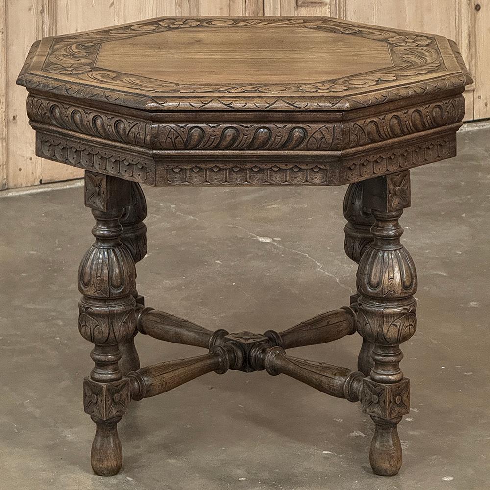 Rinascimento Antique French Renaissance Tavolino ottagonale intagliato in vendita