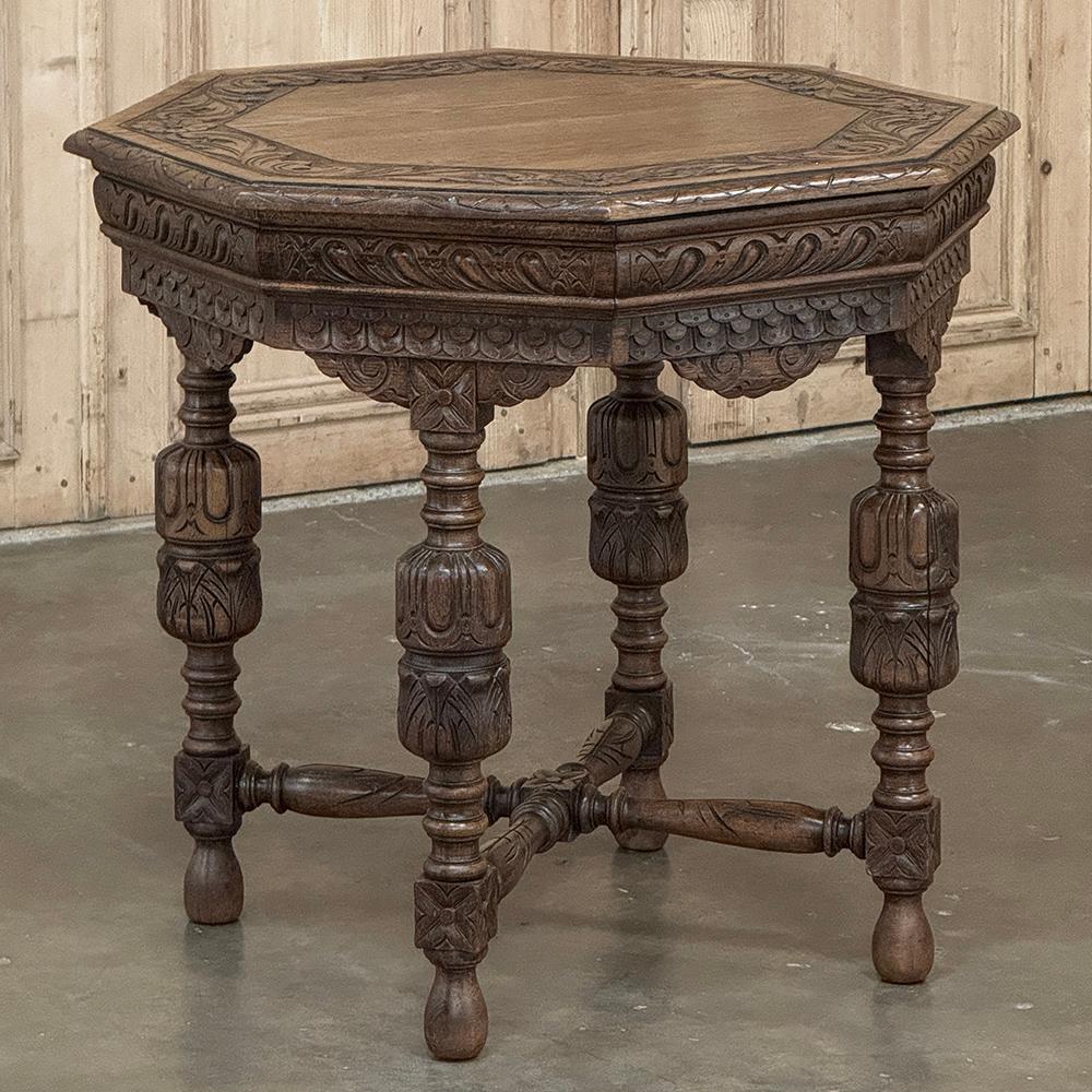 Francese Antique French Renaissance Tavolino ottagonale intagliato in vendita