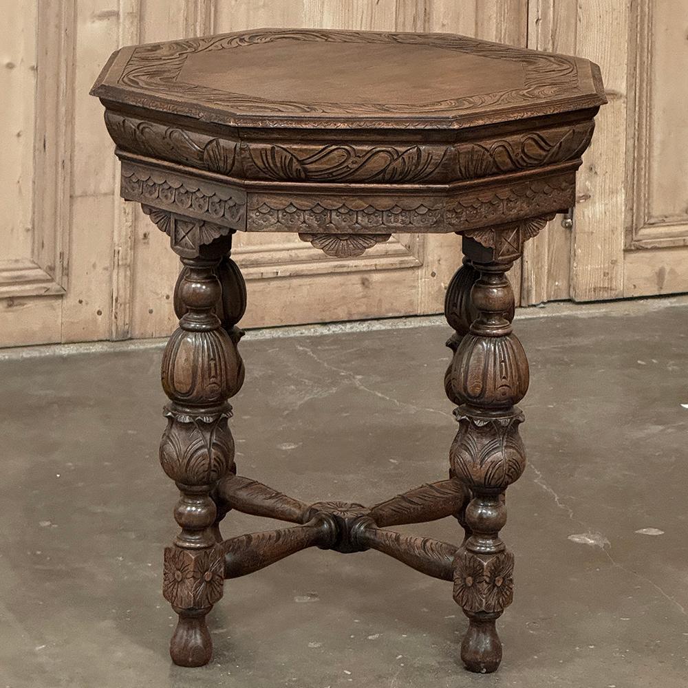 Francese Antique French Renaissance Tavolino ottagonale intagliato in vendita