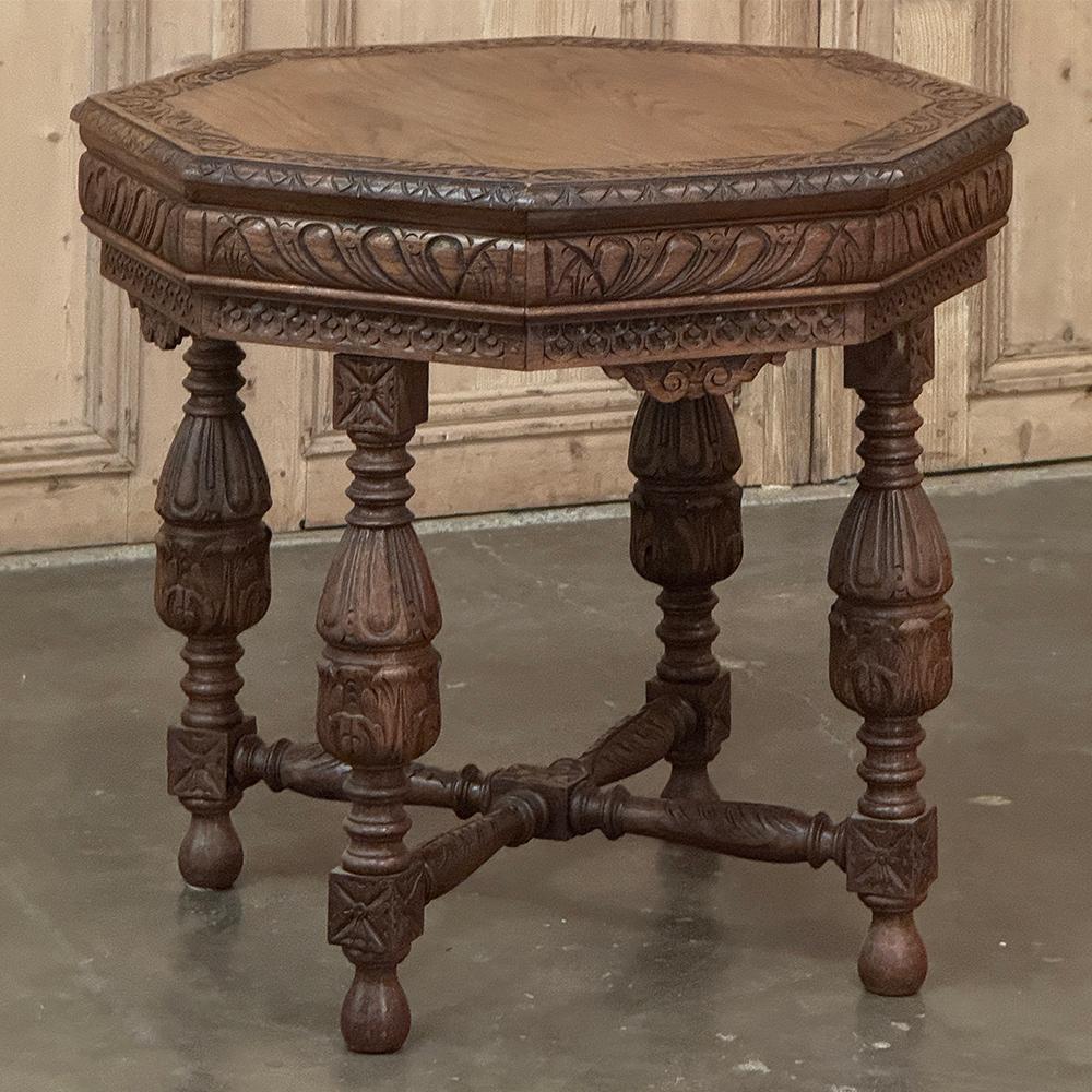 Francese Antique French Renaissance Tavolino ottagonale intagliato in vendita