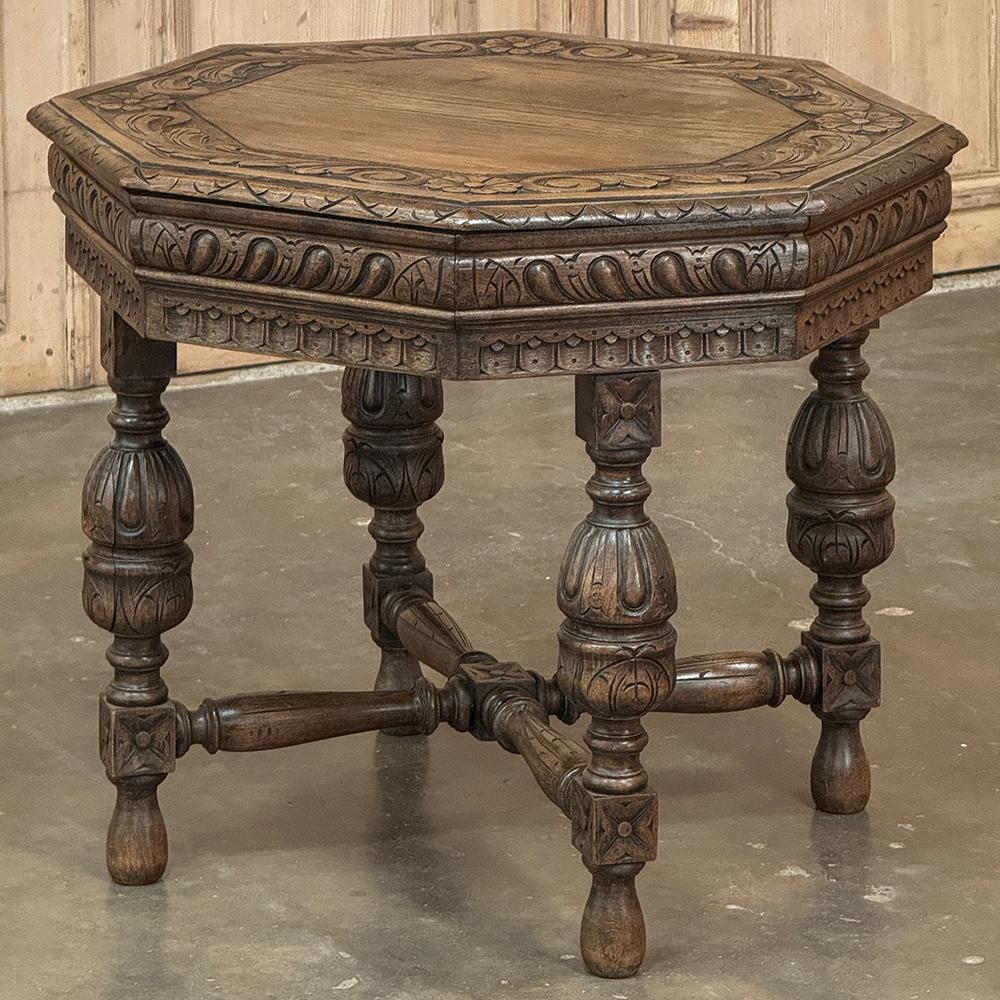 Francese Antique French Renaissance Tavolino ottagonale intagliato in vendita