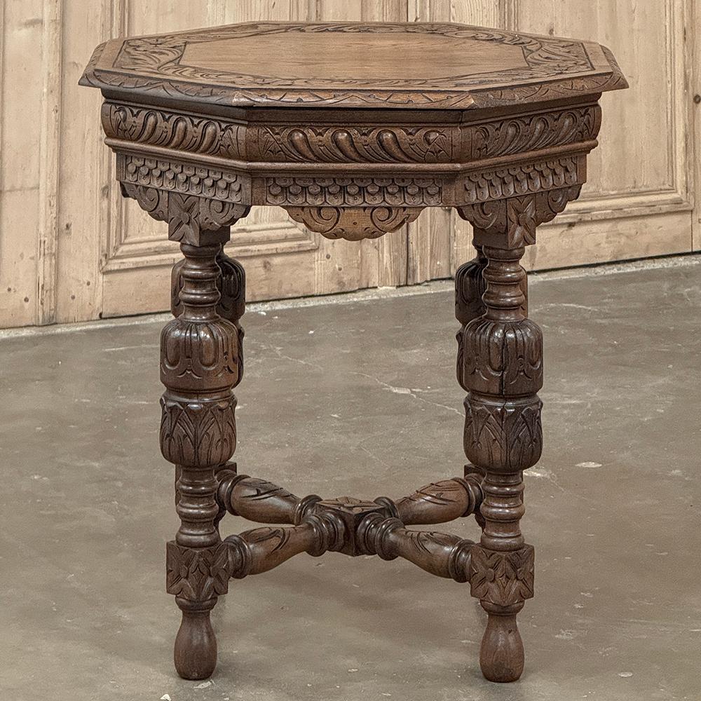 Francese Antique French Renaissance Tavolino ottagonale intagliato in vendita