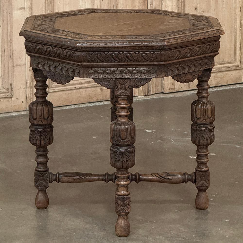 Intagliato a mano Antique French Renaissance Tavolino ottagonale intagliato in vendita
