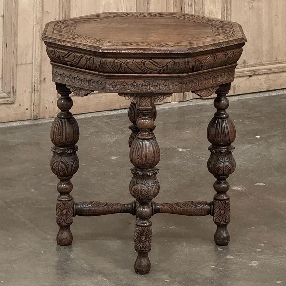 Intagliato a mano Antique French Renaissance Tavolino ottagonale intagliato in vendita