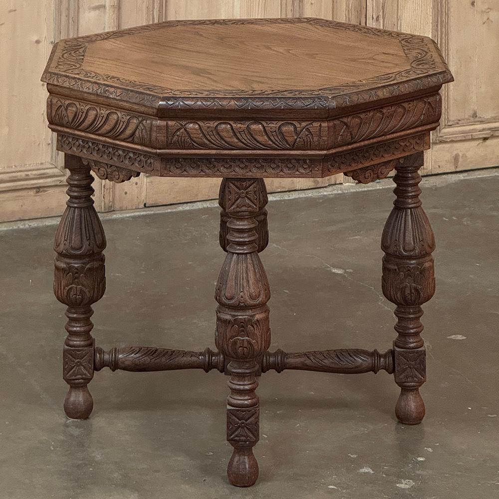 Intagliato a mano Antique French Renaissance Tavolino ottagonale intagliato in vendita