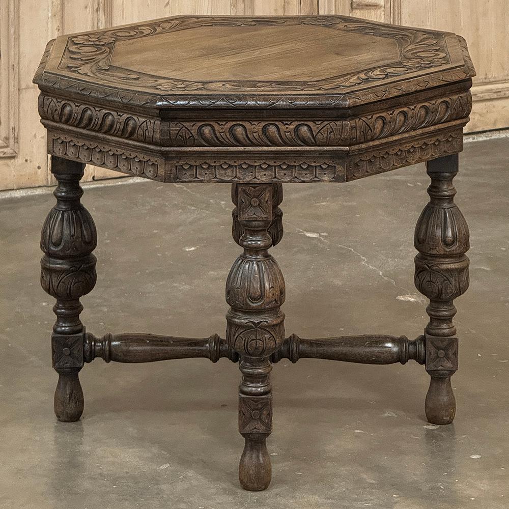 Intagliato a mano Antique French Renaissance Tavolino ottagonale intagliato in vendita