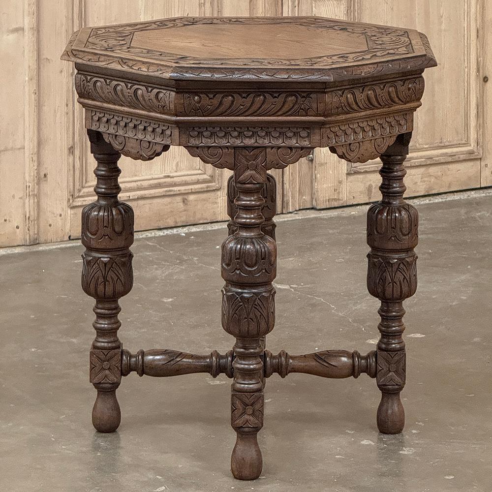 Fatto a mano Antique French Renaissance Tavolino ottagonale intagliato in vendita