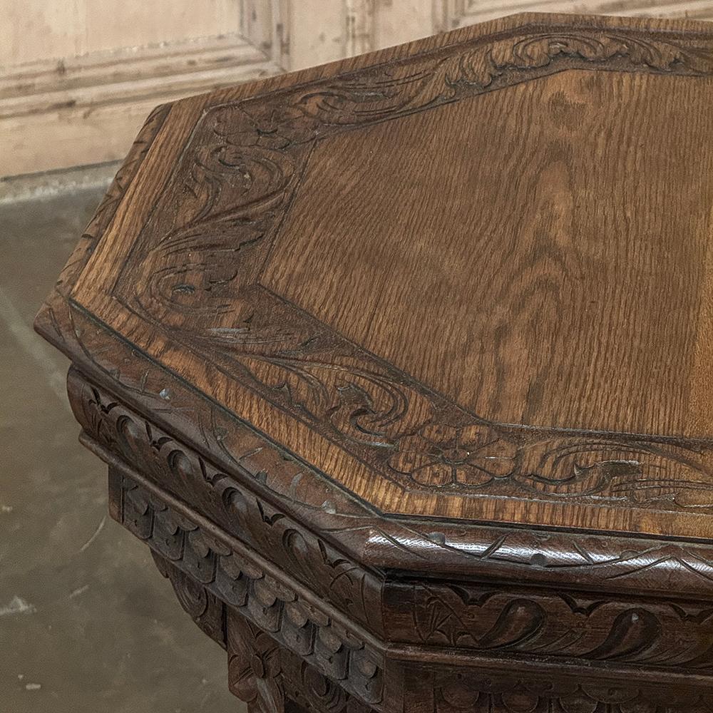 XX secolo Antique French Renaissance Tavolino ottagonale intagliato in vendita