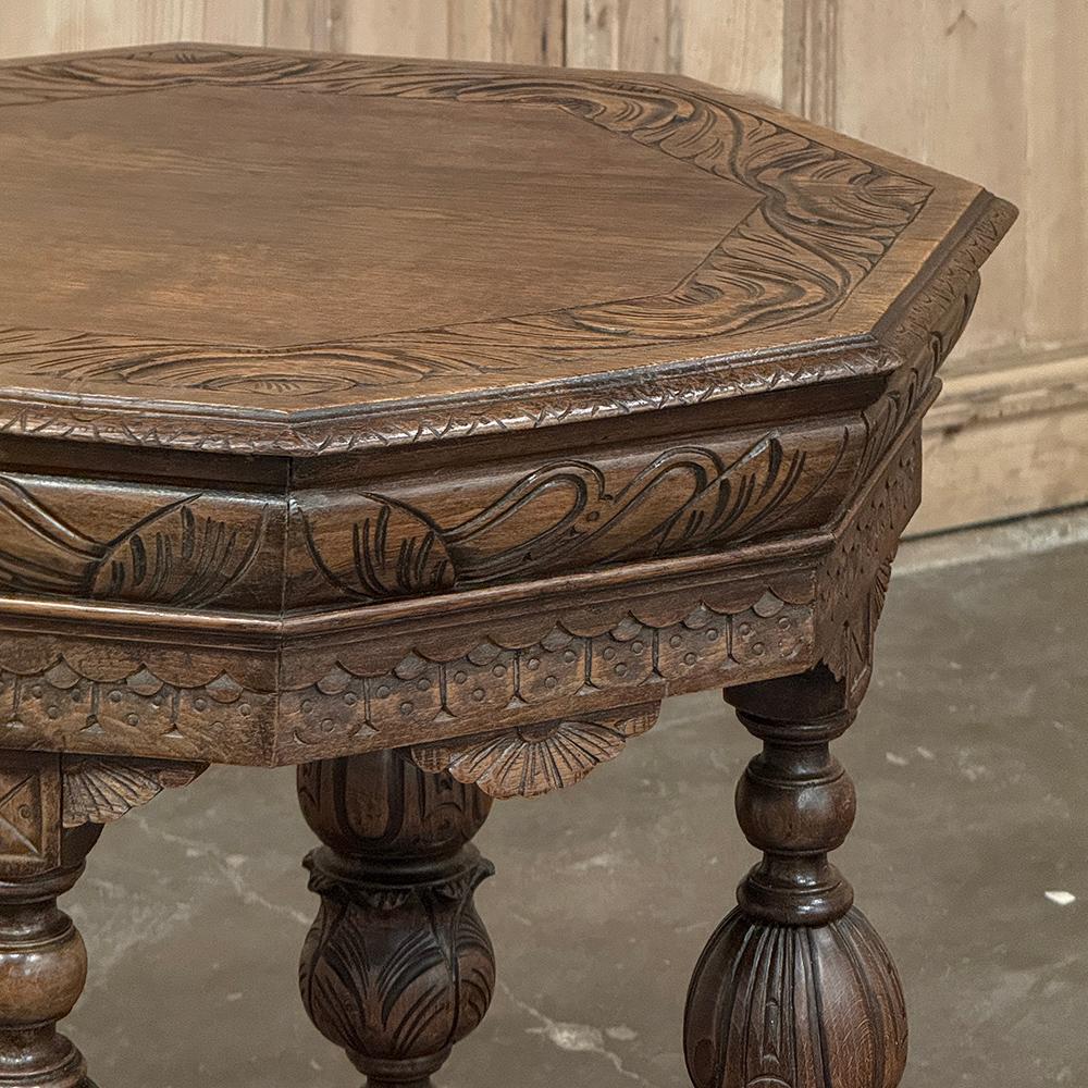XX secolo Antique French Renaissance Tavolino ottagonale intagliato in vendita