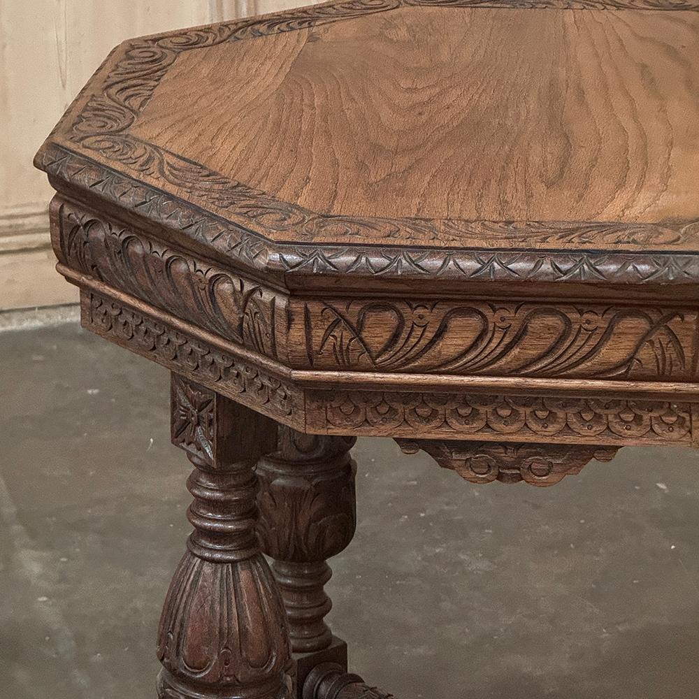 XX secolo Antique French Renaissance Tavolino ottagonale intagliato in vendita