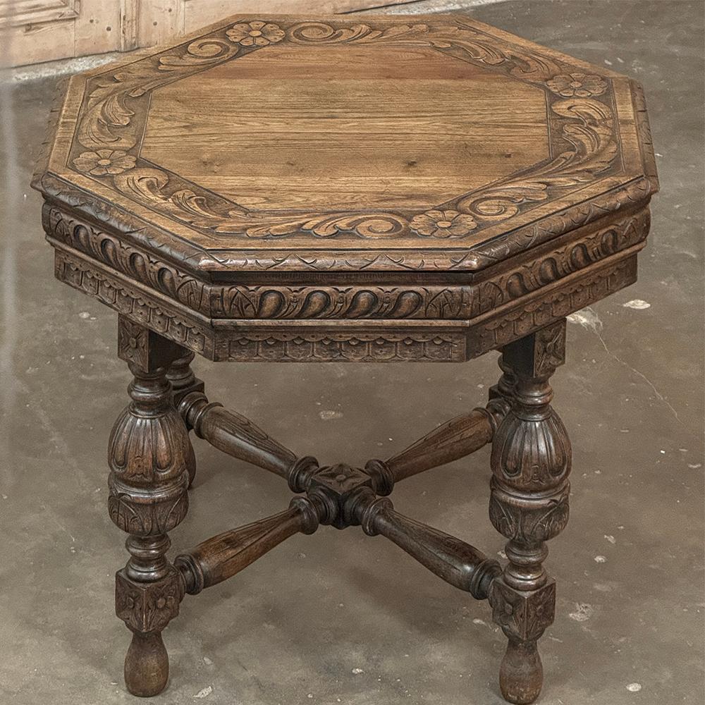 XX secolo Antique French Renaissance Tavolino ottagonale intagliato in vendita
